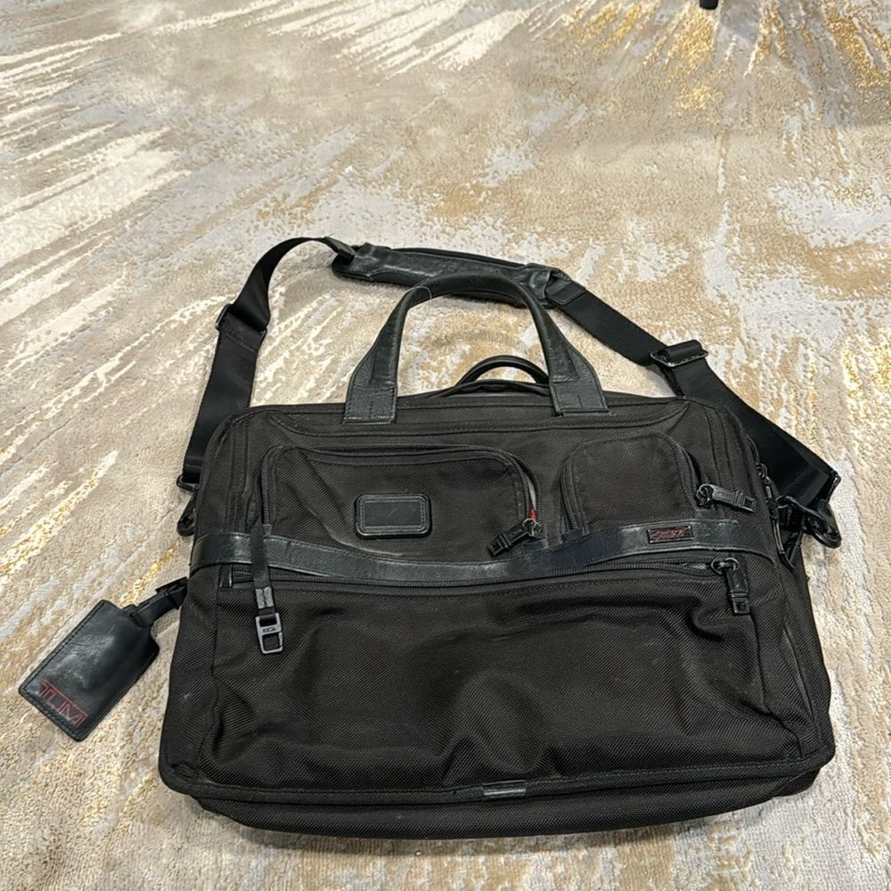 Tumi Compact Large Screen Laptop Briefcase used comes with Laptop zip up bag GUC